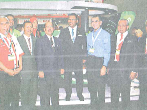 IDRIS bersama Naim, Syed Zainal Abidin (tiga, kanan), Md. Yunos, Latiff, Roslan dan Isnin sejurus selepas majlis manandatangani MoU program comos eco ride di Kuala Lumpur Convention Centre, 16 Oktober lalu.